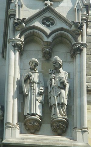 Le statue di Bacone e Grossatesta nell'Abbazia di Westminster