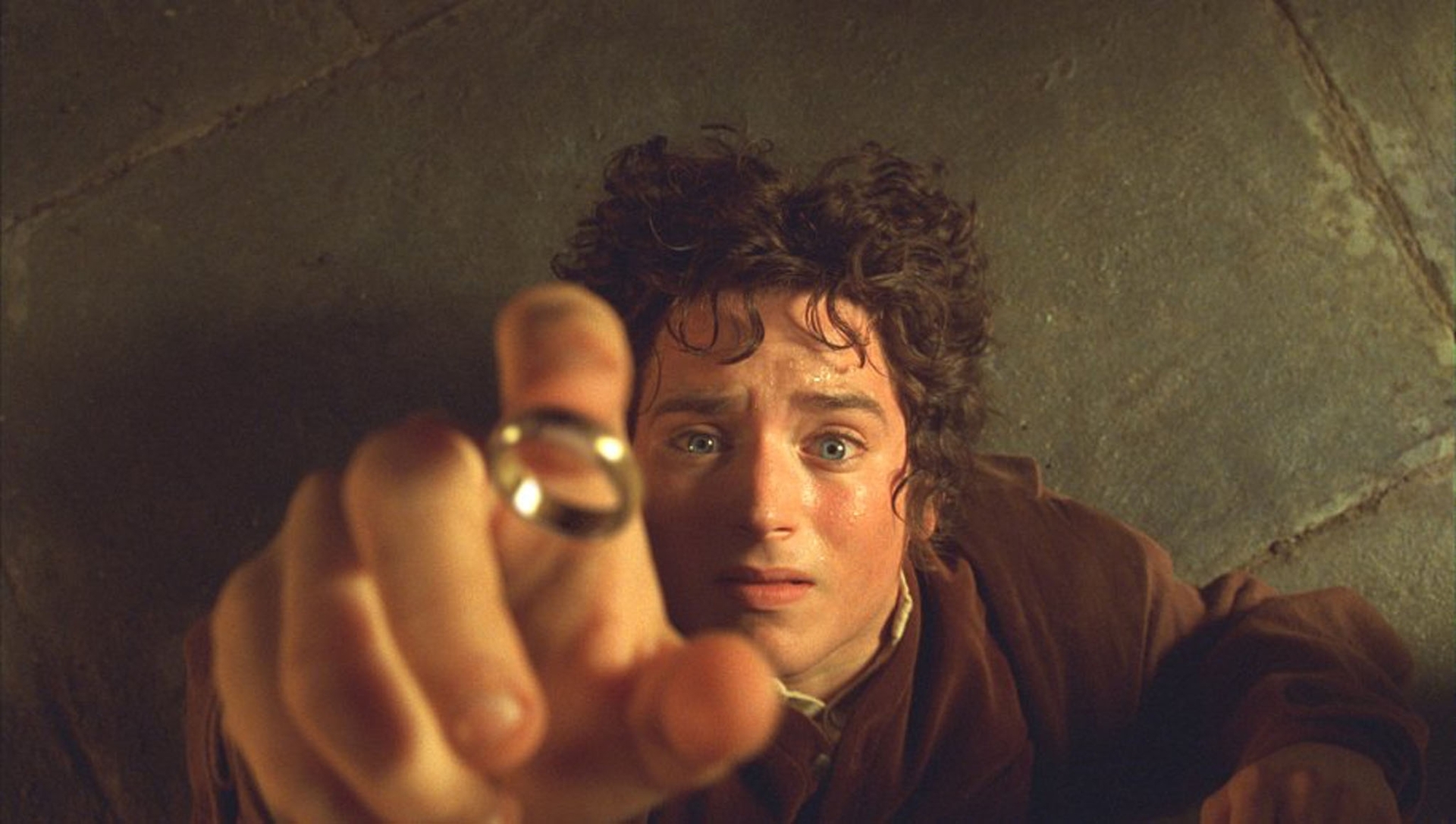 Elijah Wood incarna lo Hobbit Frodo in una scena della celebre saga cinematografica "Il signore degli anelli"